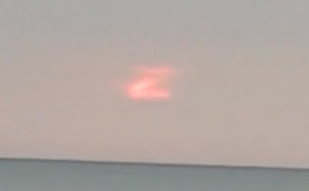 На Сахалине уходящее за горизонт солнце высветило в облаках букву "Z"