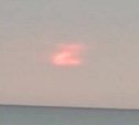 На Сахалине уходящее за горизонт солнце высветило в облаках букву "Z"