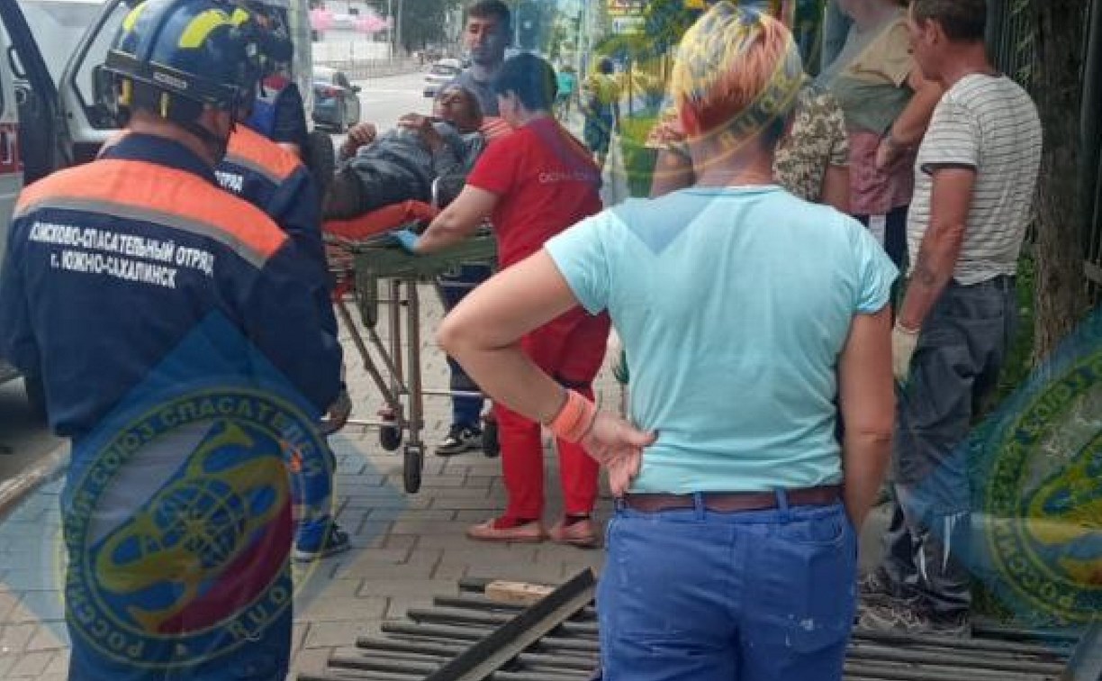 В Южно-Сахалинске на мужчину упали ворота