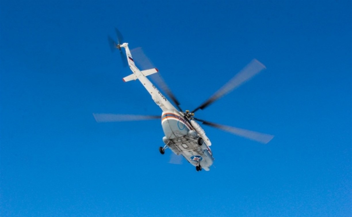 На поиски пропавшего в заливе Анива матроса вылетел вертолёт