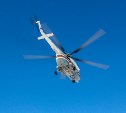 На поиски пропавшего в заливе Анива матроса вылетел вертолёт