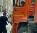 Ювелирная работа: южносахалинцы помогли мусоровозу пробраться по запаркованному двору 