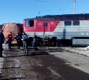 Поезд и бензовоз столкнулись на Сахалине