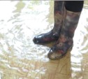 В сапогах заходят в затопленную спальню жители одного из домов Южно-Сахалинска (ФОТО)