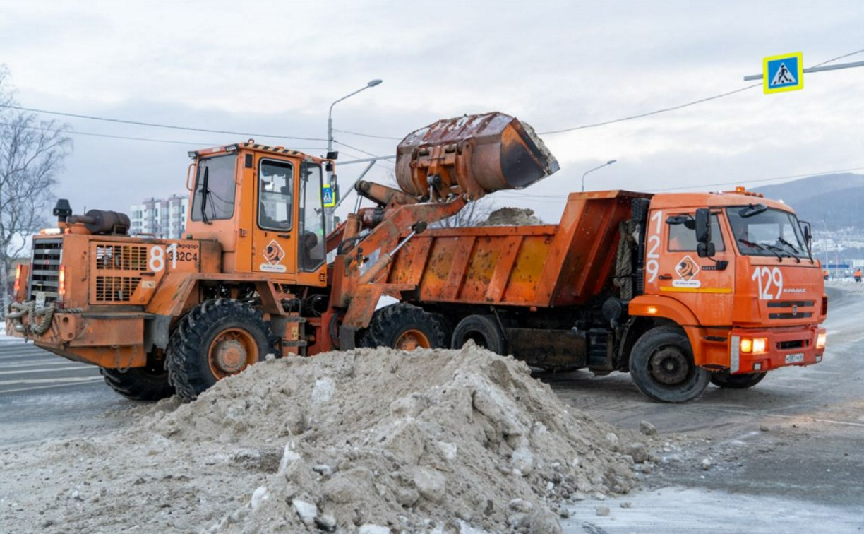 На уборку Южно-Сахалинских улиц от снега вышли 90 единиц техники