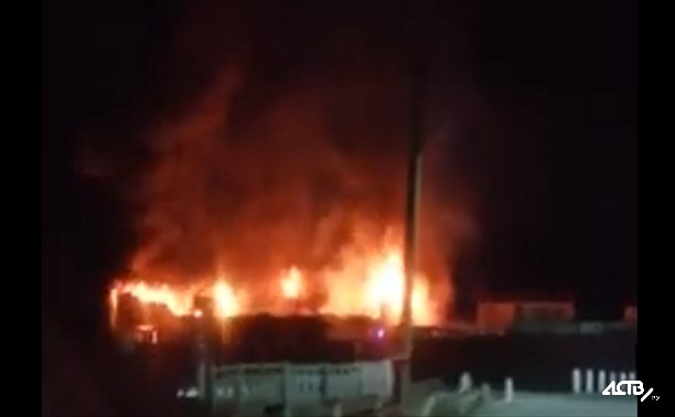 Продуктовый склад горит в Южно-Сахалинске