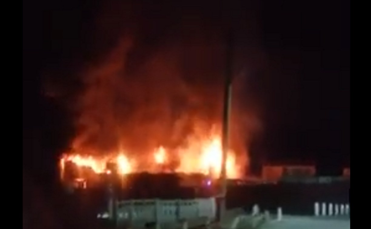Продуктовый склад горит в Южно-Сахалинске