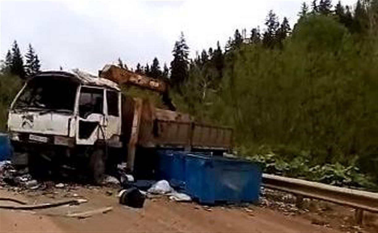 Водитель опрокинувшегося грузовика пострадал в Тымовском районе