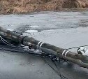 В Корсакове из-за сильного ветра рухнули два столба 