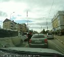 В Южно-Сахалинске мужчина с битой разбил стекло стоящего в пробке автомобиля