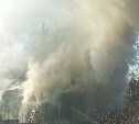 Частный двухквартирный дом в Корсакове загорелся на площади 100 "квадратов"