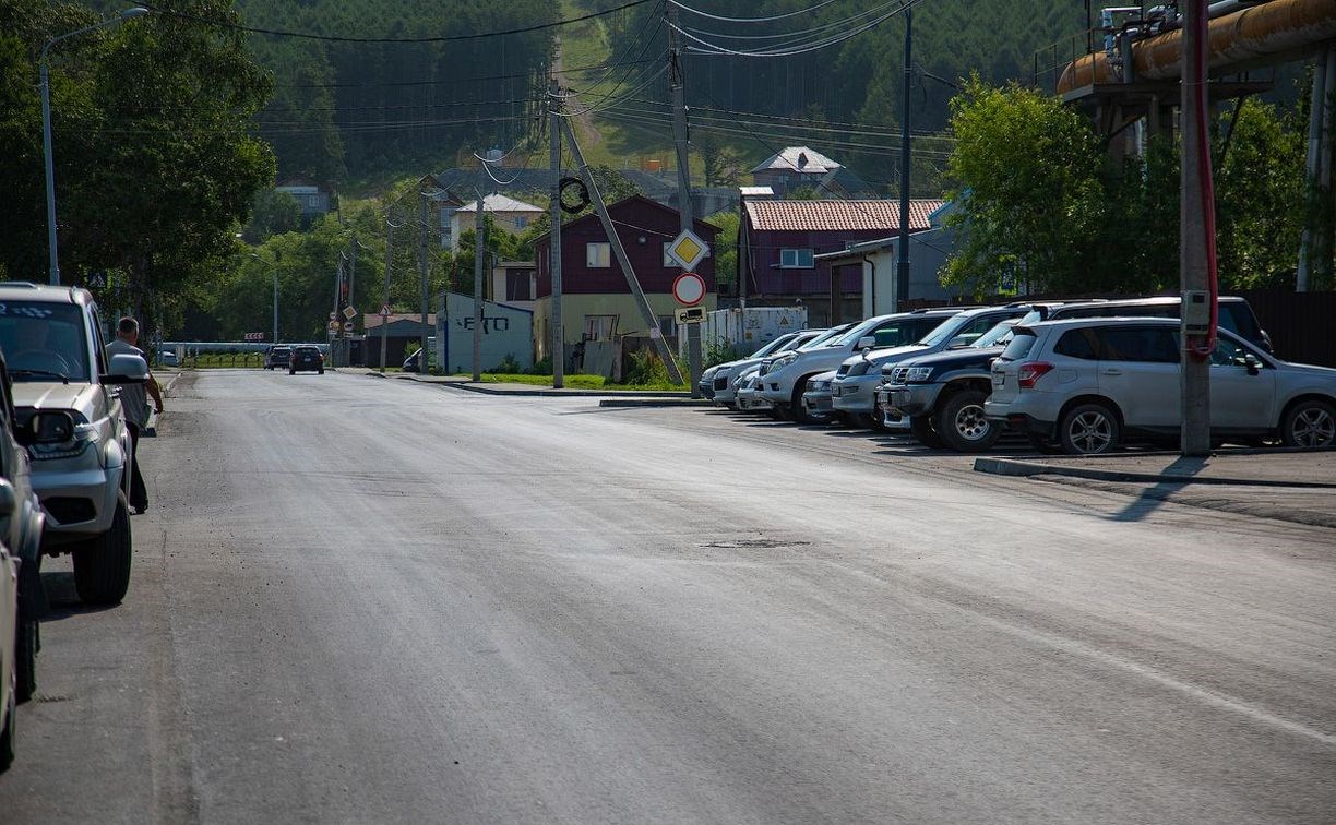 На улице Крайней в Южно-Сахалинске обещали сделать новый парковочный карман возле садика