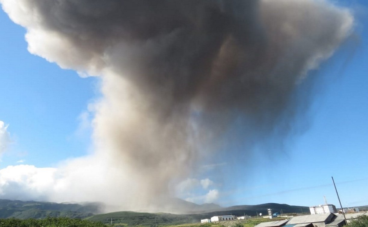 Жителям Парамушира предлагают спасаться от пепла вулкана кислородными коктейлями