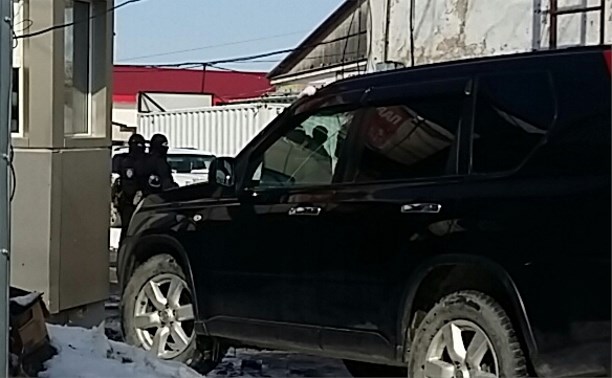 Несколько десятков мигрантов задержали на продуктовой базе в Южно-Сахалинске