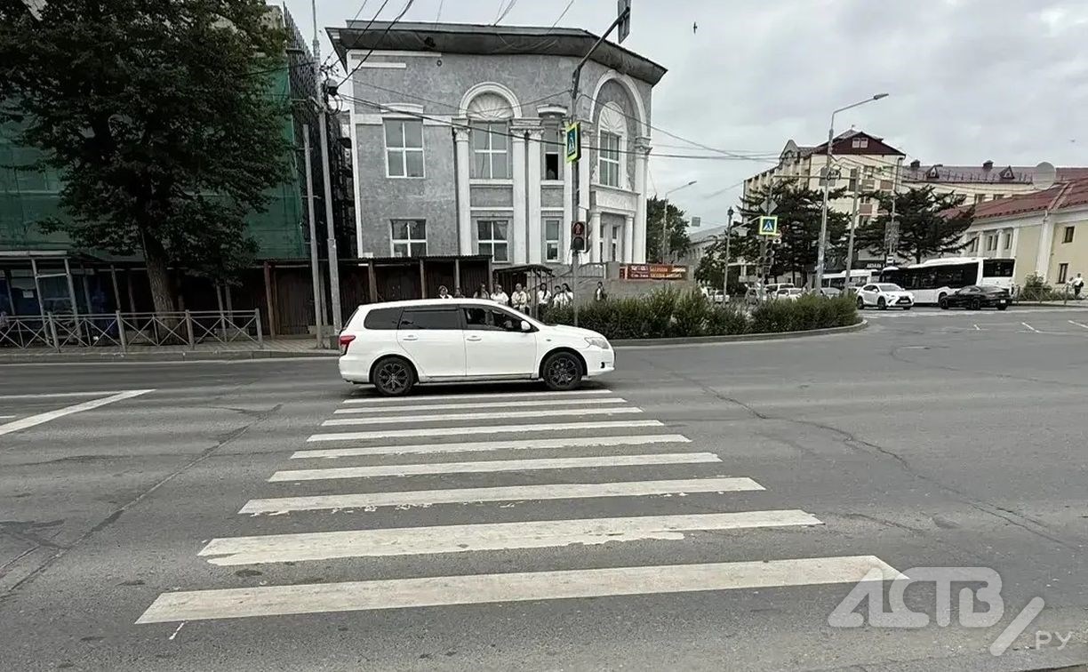 Возмущённые пешеходы обступили автомобиль на "зебре" в Южно-Сахалинске