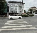 Возмущённые пешеходы обступили автомобиль на "зебре" в Южно-Сахалинске