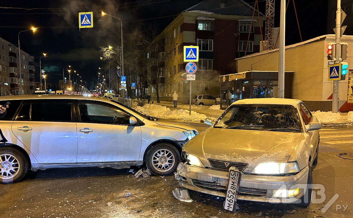Очевидцев столкновения Toyota Vista и Toyota Corolla Fielder ищут в Южно-Сахалинске