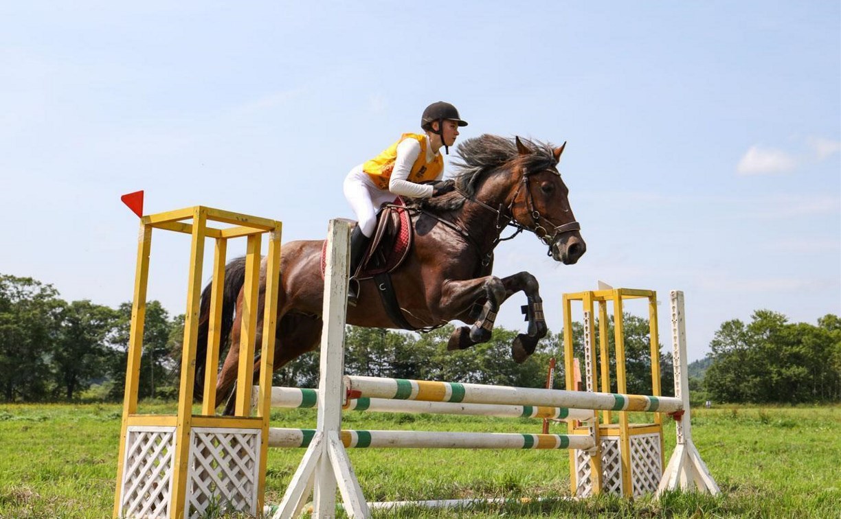 Скачки и развлекательная программа: сахалинцев зовут на состязания по конному спорту 