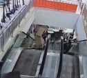 В Находке покупатель раздавил на эскалаторе телевизор за 250 тысяч рублей сразу после покупки