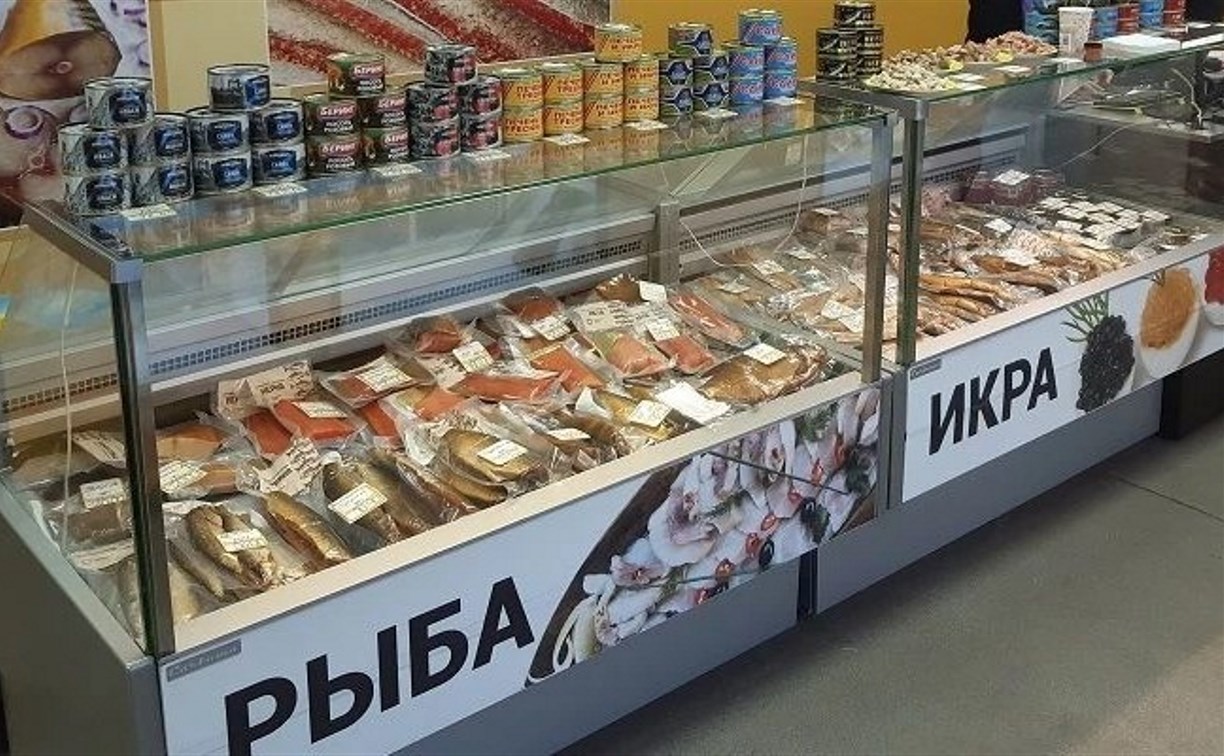 Судимый сахалинец выбил окно в магазине морепродуктов и вынес продукцию и выручку