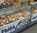 Судимый сахалинец выбил окно в магазине морепродуктов и вынес продукцию и выручку