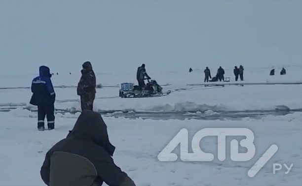 "Рисковый парень": сахалинцы отговорили рыбака прыгать на снегоходе через трещину 