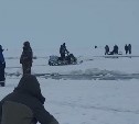 "Рисковый парень": сахалинцы отговорили рыбака прыгать на снегоходе через трещину 