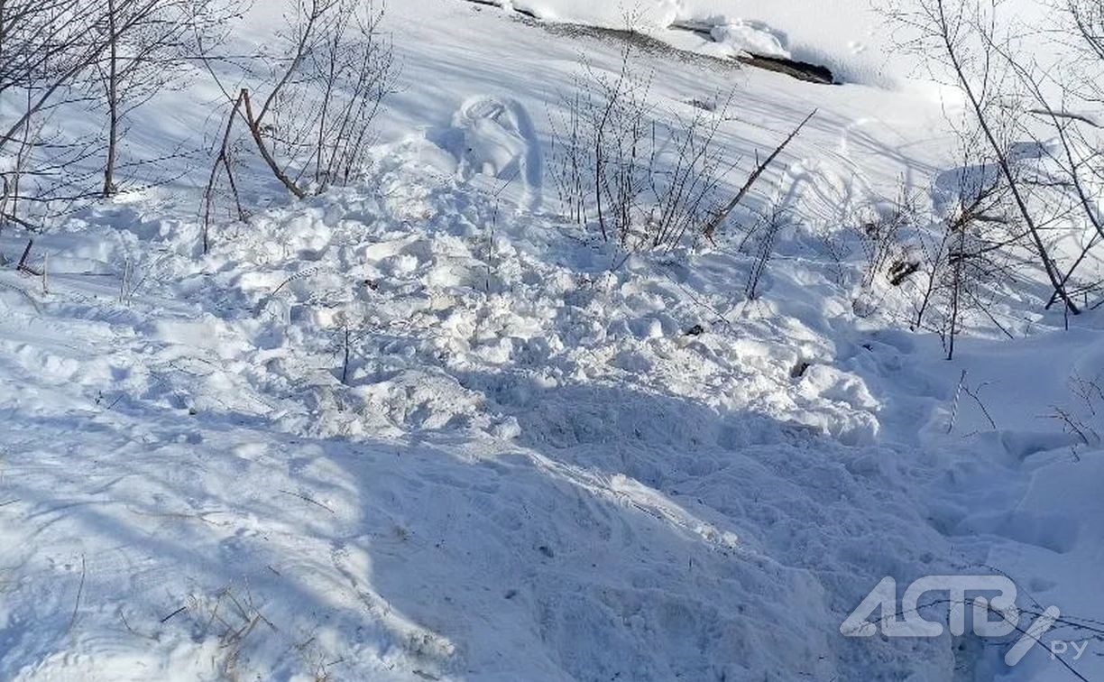 В Южно-Сахалинске вывезли гору покрышек, выброшенную кем-то на берег реки