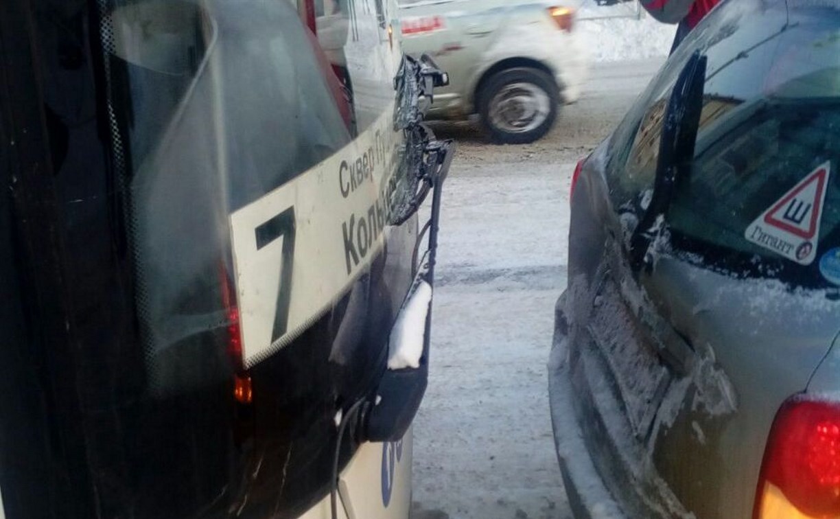 Пассажирский автобус попал в ДТП в Южно-Сахалинске 