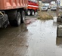 В Макарове КамАЗ пробил топливный бак и залил горючим прилегающую территорию