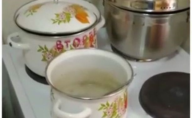 "Один чай и резиновая говядина": повар сняла "разоблачающее" видео в детсаду Южно-Сахалинска