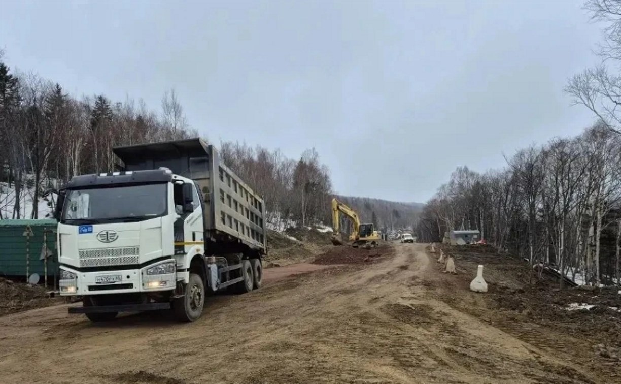 На участке дороги возле Арково меняют грунт и готовят основание дороги