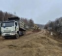 На участке дороги возле Арково меняют грунт и готовят основание дороги