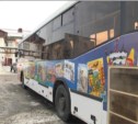 Рисунки юных сахалинцев украсили пассажирский автобус в областном центре