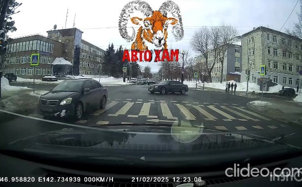 "Скоро докатается": девушка на Porsche наплевала на ПДД, едва не устроив аварию в Южно-Сахалинске