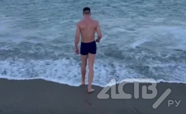 Сахалинец в середине января искупался в ледяном Охотском море