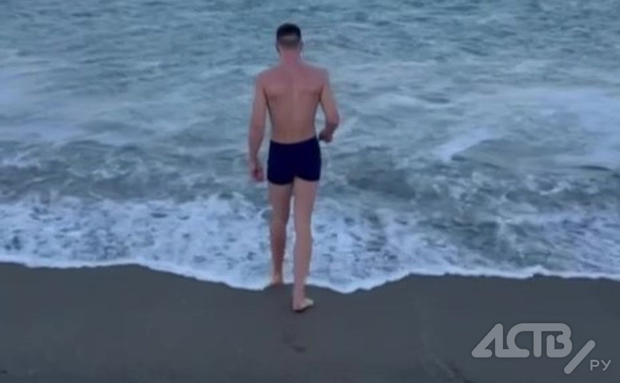 Сахалинец в середине января искупался в ледяном Охотском море