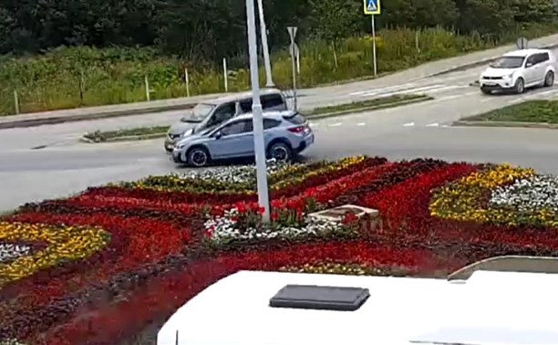 "Образовался затор": невнимательность водителя микроавтобуса привела к ДТП на кольце в Южно-Сахалинске