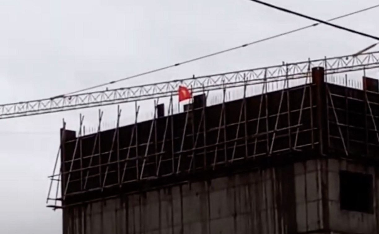 Над многоэтажкой в Южно-Сахалинске реет иностранный флаг