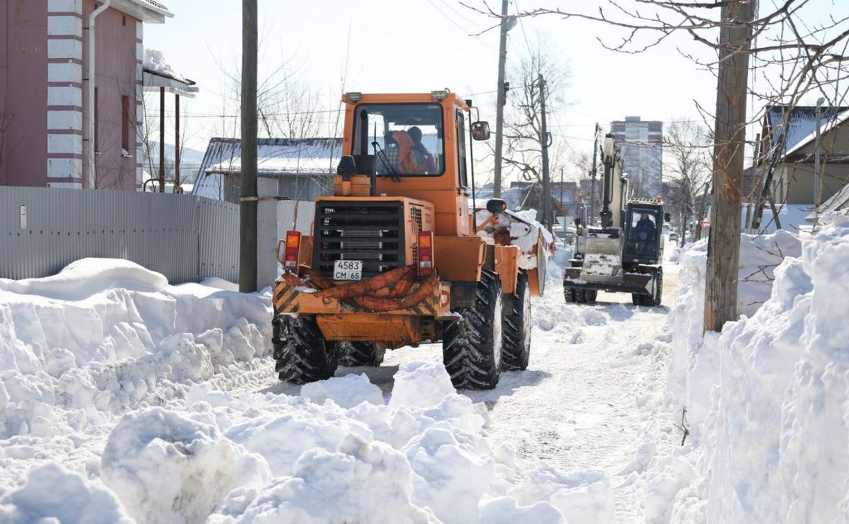 С каких улиц Южно-Сахалинска вывезут снег 8 февраля