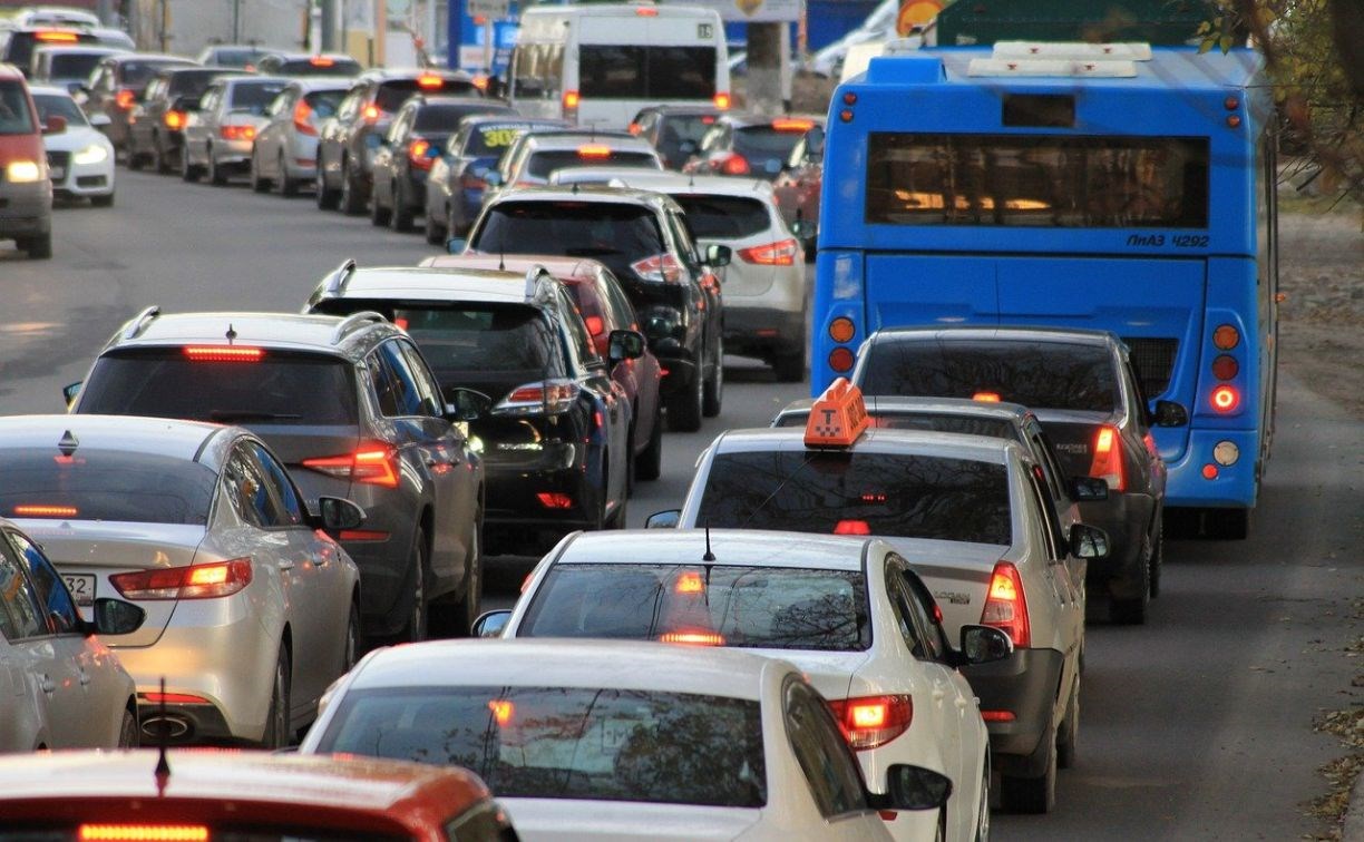 Пробки в Южно-Сахалинске утром 16 декабря: автомобили встали на трёх улицах