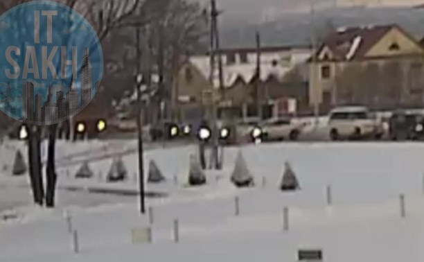 Лобовое столкновение двух автомобилей попало на видео в Южно-Сахалинске