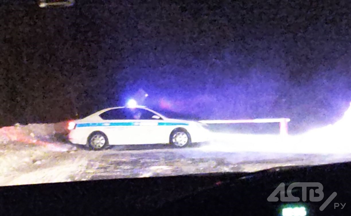 "Спим в машинах": автомобили скопились возле поста на закрытом участке сахалинской трассы