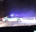 "Спим в машинах": автомобили скопились возле поста на закрытом участке сахалинской трассы