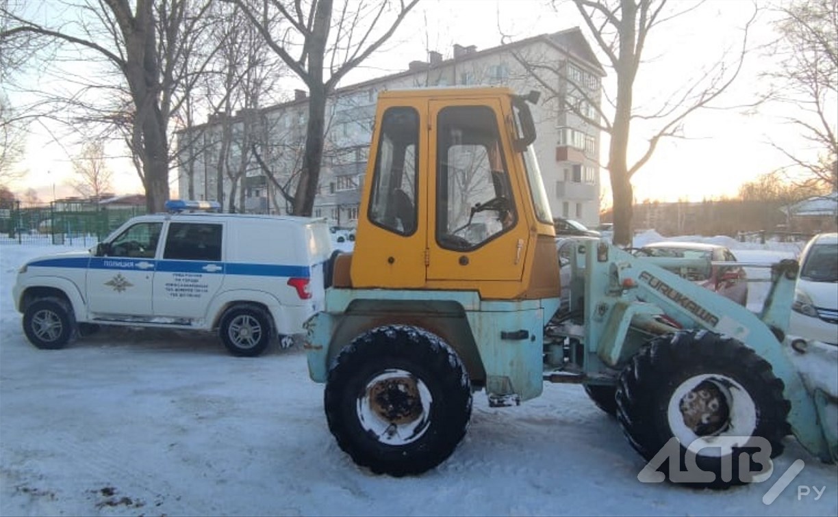 В Южно-Сахалинске избили водителя погрузчика, который занимался расчисткой двора 