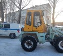 В Южно-Сахалинске избили водителя погрузчика, который занимался расчисткой двора 