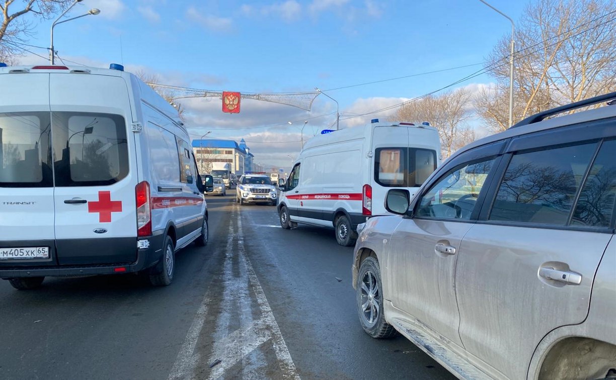 Двух человек сбил внедорожник в Южно-Сахалинске