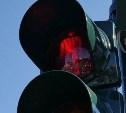 Светофор у школы №26 в Южно-Сахалинске временно демонтируют 