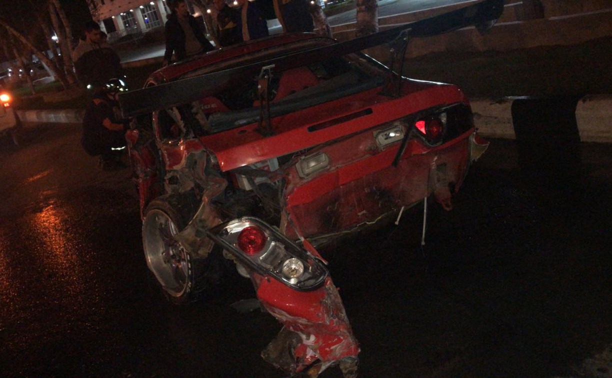 Toyota Hilux Surf и Nissan Silvia столкнулись на проспекте Мира в Южно-Сахалинске