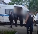 Браконьер на Сахалине ограбил инспектора рыбоохраны, а потом покусал двух полицейских 